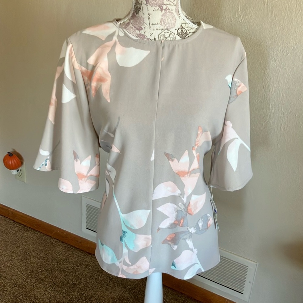 THE LIMITED. TAUPE AND PEACH FLOWERED TOP WITH TIES. SIZE PETITE LARGE. NWT